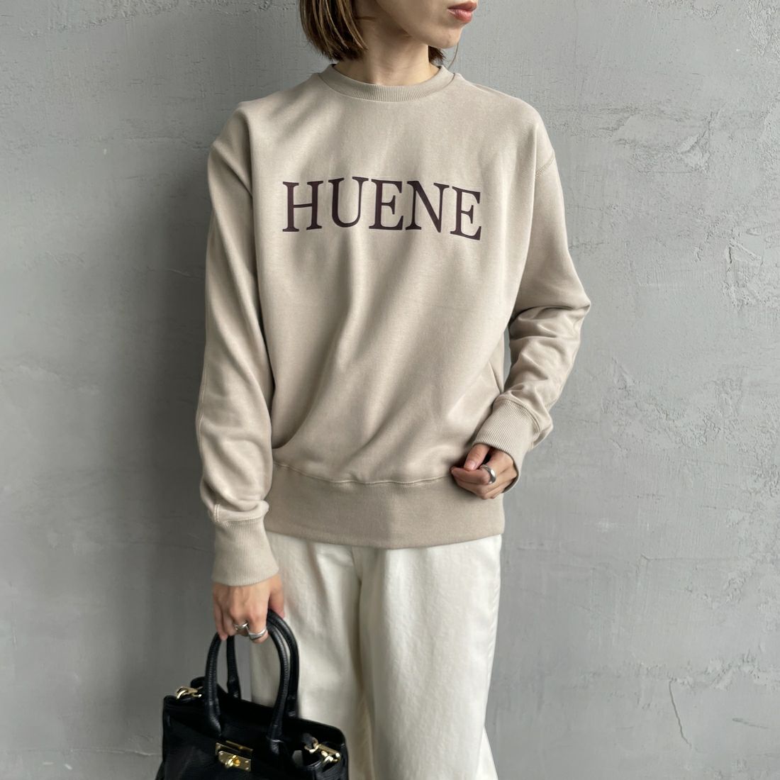 MICA&DEAL [マイカアンドディール] HUENEロゴスウェット [0124409263] BEIGE&&モデル身長：158cm 着用サイズ：F&&