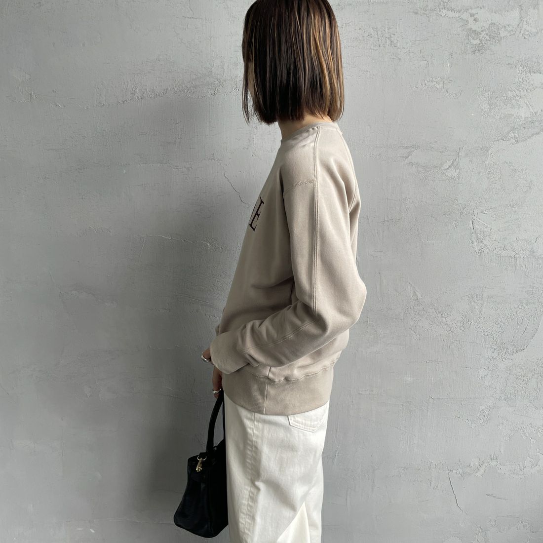 MICA&DEAL [マイカアンドディール] HUENEロゴスウェット [0124409263] BEIGE&&モデル身長：158cm 着用サイズ：F&&