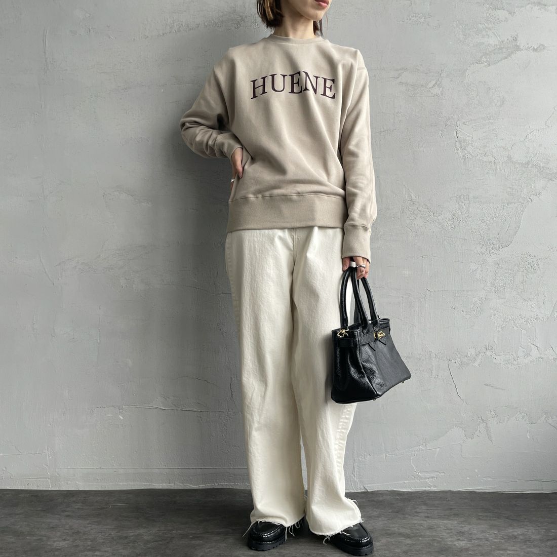 MICA&DEAL [マイカアンドディール] HUENEロゴスウェット [0124409263] BEIGE&&モデル身長：158cm 着用サイズ：F&&
