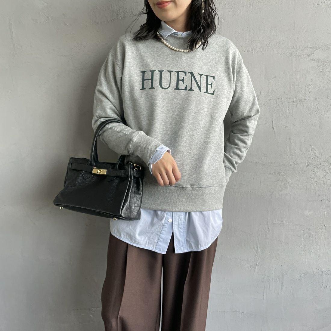 MICA&DEAL [マイカアンドディール] HUENEロゴスウェット [0124409263] GRAY&&モデル身長：160cm 着用サイズ：F&&