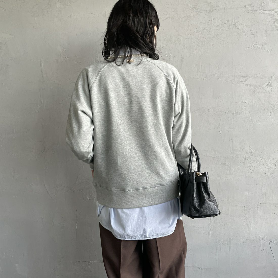 MICA&DEAL [マイカアンドディール] HUENEロゴスウェット [0124409263] GRAY&&モデル身長：160cm 着用サイズ：F&&
