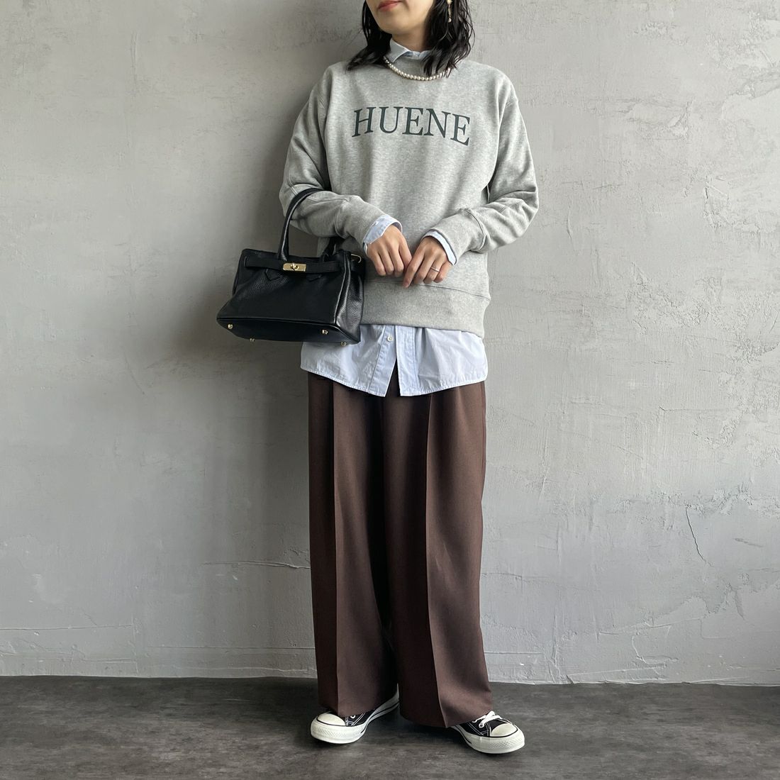 MICA&DEAL [マイカアンドディール] HUENEロゴスウェット [0124409263] GRAY&&モデル身長：160cm 着用サイズ：F&&