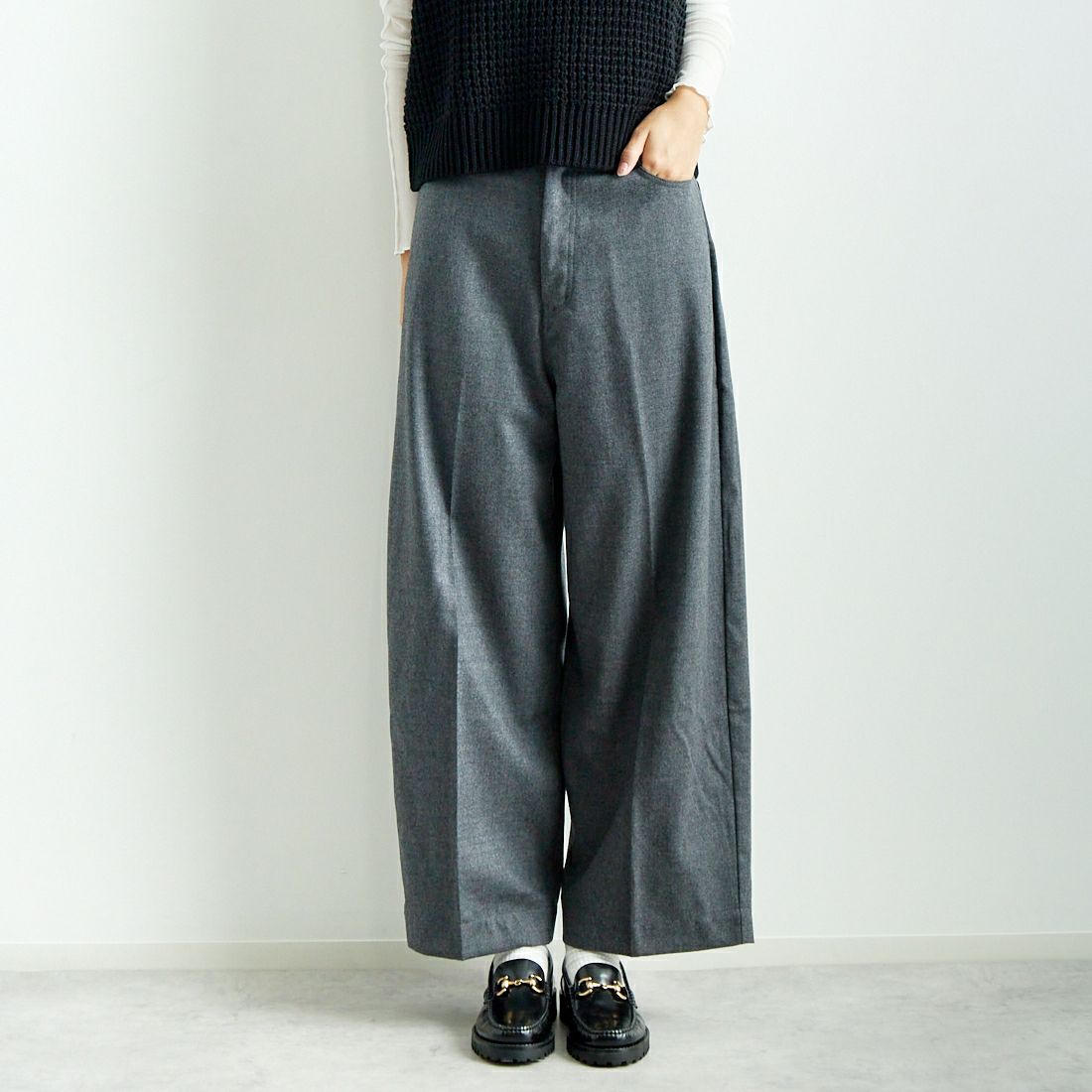 MICA&DEAL [マイカアンドディール] ワイドストレートパンツ [0124403269] GRAY &&モデル身長：167cm 着用サイズ：36&&