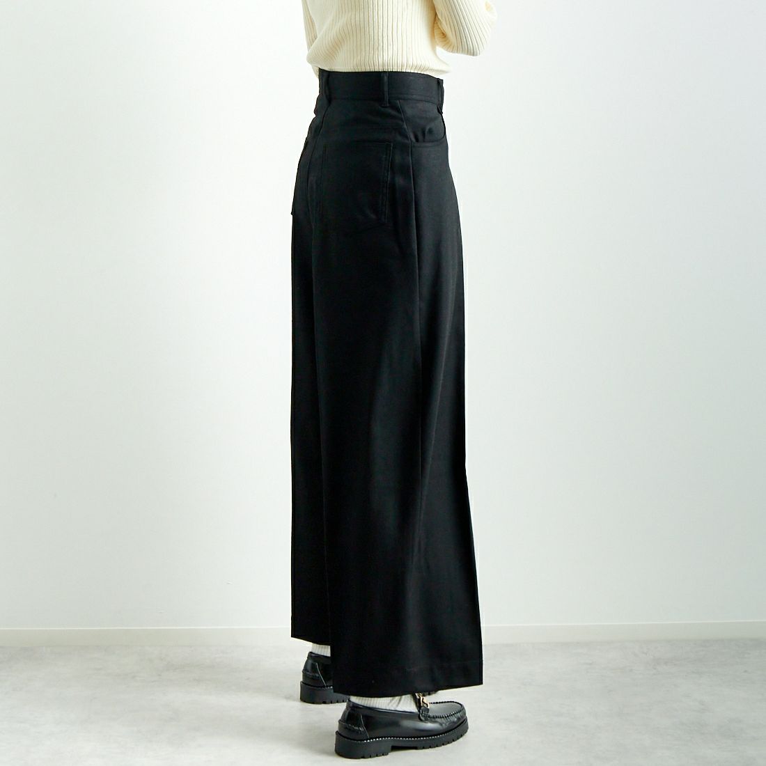 MICA&DEAL [マイカアンドディール] ワイドストレートパンツ [0124403269] BLACK &&モデル身長：167cm 着用サイズ：36&&