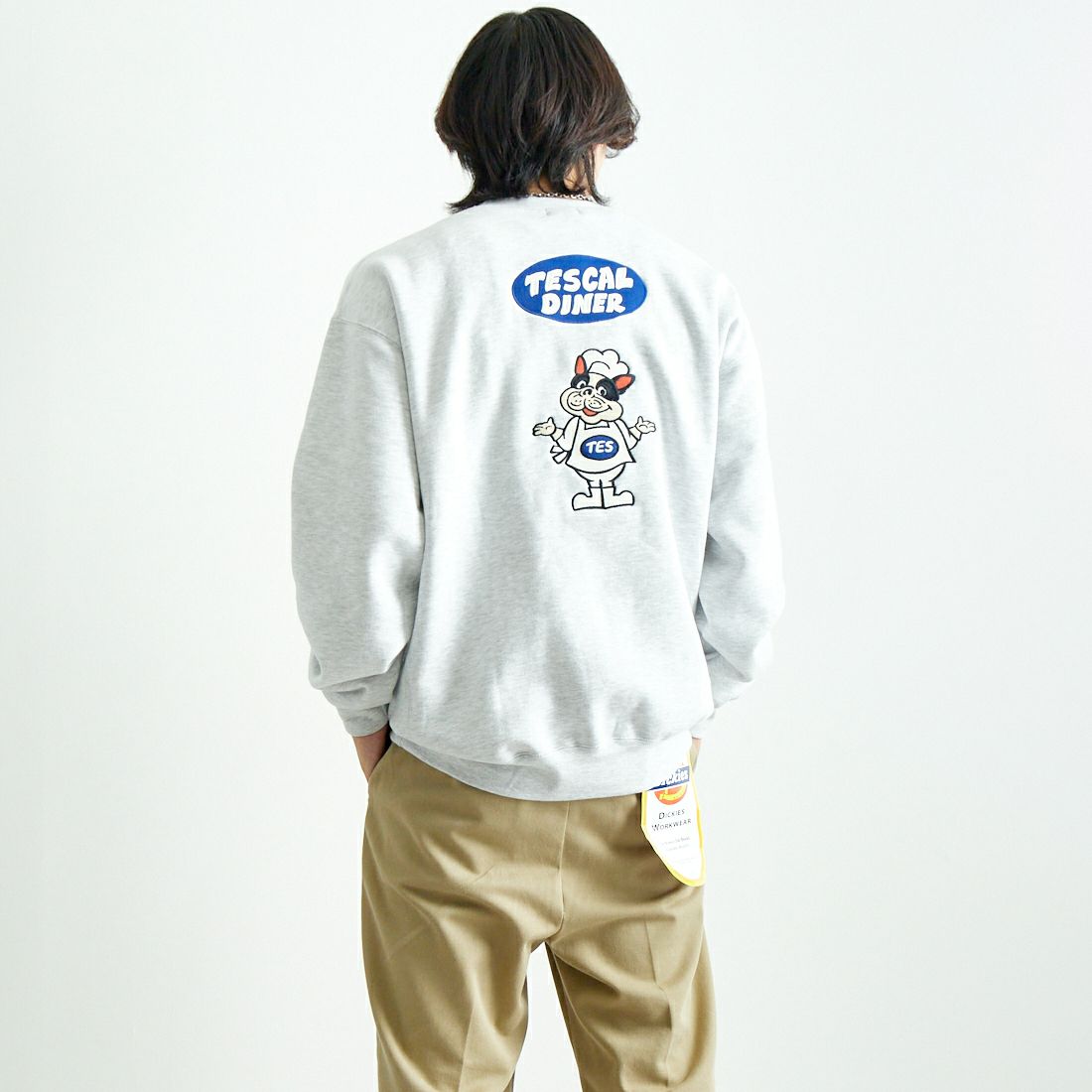 The Endless Summer [エンドレスサマー] クルーネックスウェット [C-24774300] 06 OATMEAL &&モデル身長：179cm 着用サイズ：L&&