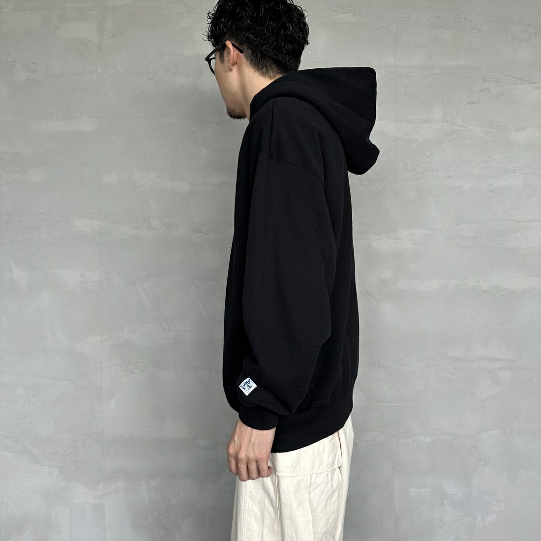 The Endless Summer [エンドレスサマー] 別注 BUHI フロッキーロゴプリント スウェットパーカー [FH-24774506-JF] 01 BLACK &&モデル身長：168cm 着用サイズ：L&&