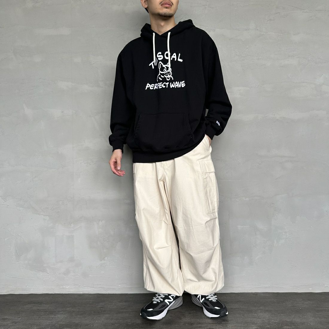 The Endless Summer [エンドレスサマー] 別注 BUHI フロッキーロゴプリント スウェットパーカー [FH-24774506-JF] 01 BLACK &&モデル身長：168cm 着用サイズ：L&&