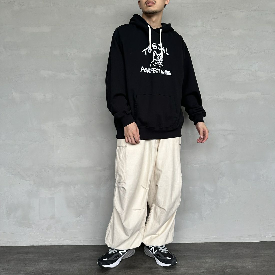 The Endless Summer [エンドレスサマー] 別注 BUHI フロッキーロゴプリント スウェットパーカー [FH-24774506-JF] 01 BLACK &&モデル身長：168cm 着用サイズ：L&&