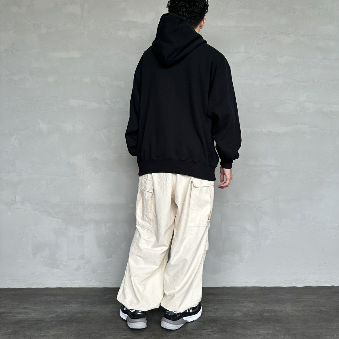 The Endless Summer [エンドレスサマー] 別注 BUHI フロッキーロゴプリント スウェットパーカー [FH-24774506-JF] 01 BLACK &&モデル身長：168cm 着用サイズ：L&&