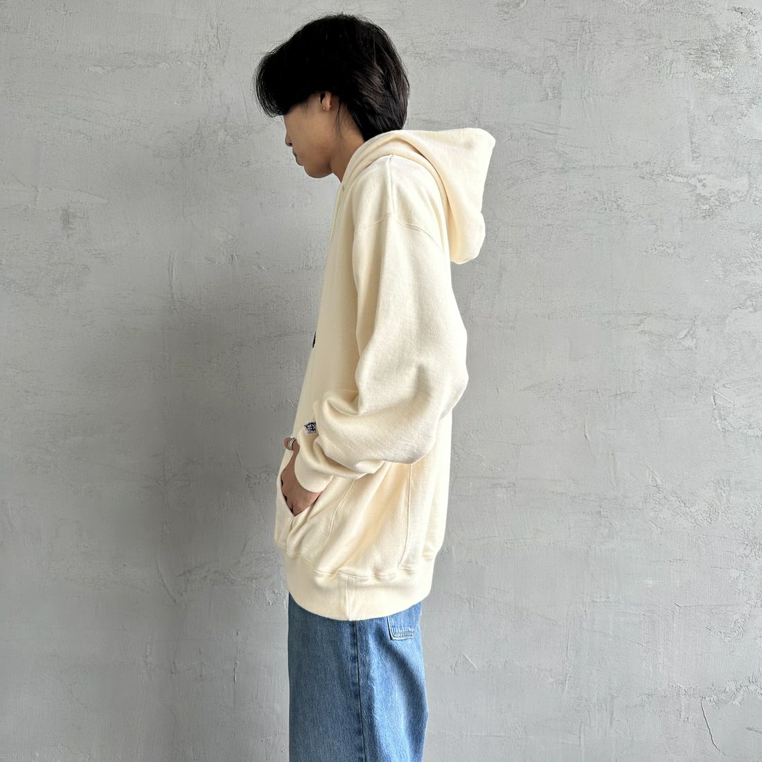 The Endless Summer [エンドレスサマー] 別注 BUHI フロッキーロゴプリント スウェットパーカー [FH-24774506-JF] 05 IVORY &&モデル身長：179cm 着用サイズ：XL&&