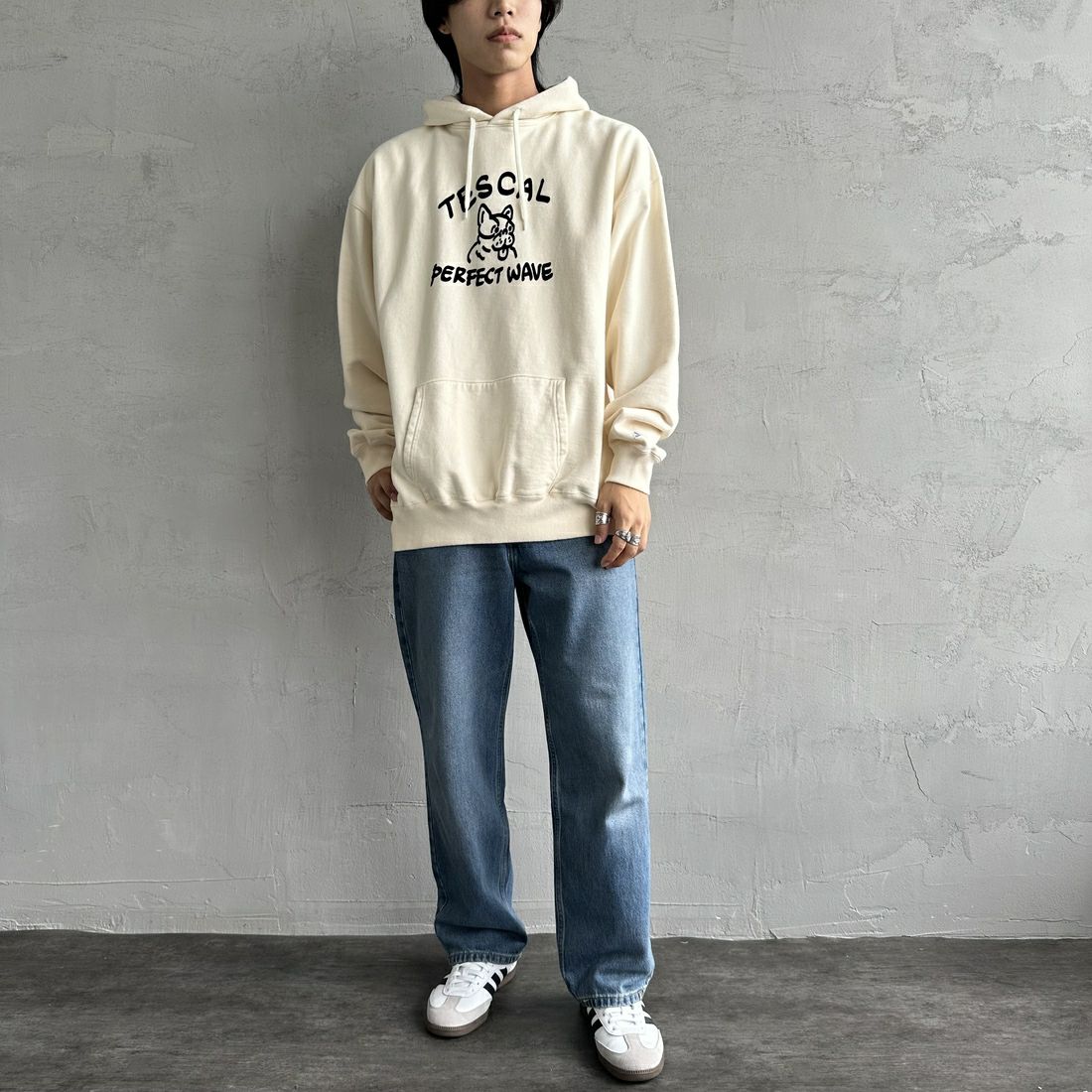 The Endless Summer [エンドレスサマー] 別注 BUHI フロッキーロゴプリント スウェットパーカー [FH-24774506-JF] 05 IVORY &&モデル身長：179cm 着用サイズ：XL&&