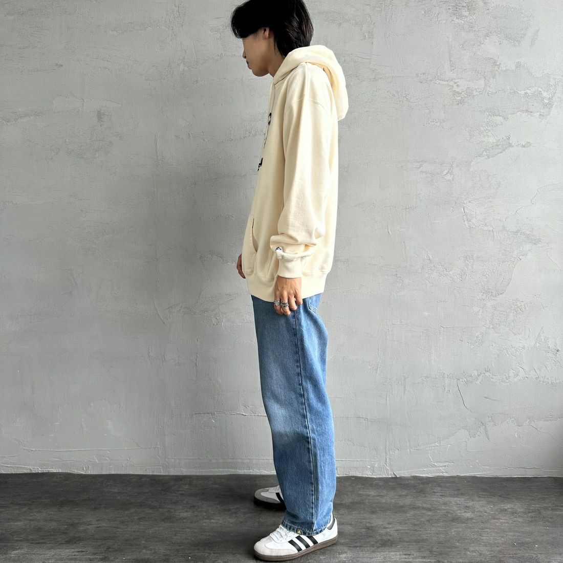 The Endless Summer [エンドレスサマー] 別注 BUHI フロッキーロゴプリント スウェットパーカー [FH-24774506-JF] 05 IVORY &&モデル身長：179cm 着用サイズ：XL&&