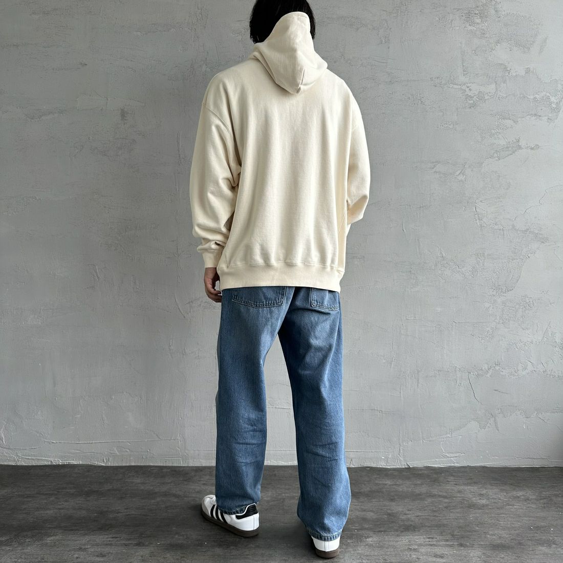 The Endless Summer [エンドレスサマー] 別注 BUHI フロッキーロゴプリント スウェットパーカー [FH-24774506-JF] 05 IVORY &&モデル身長：179cm 着用サイズ：XL&&