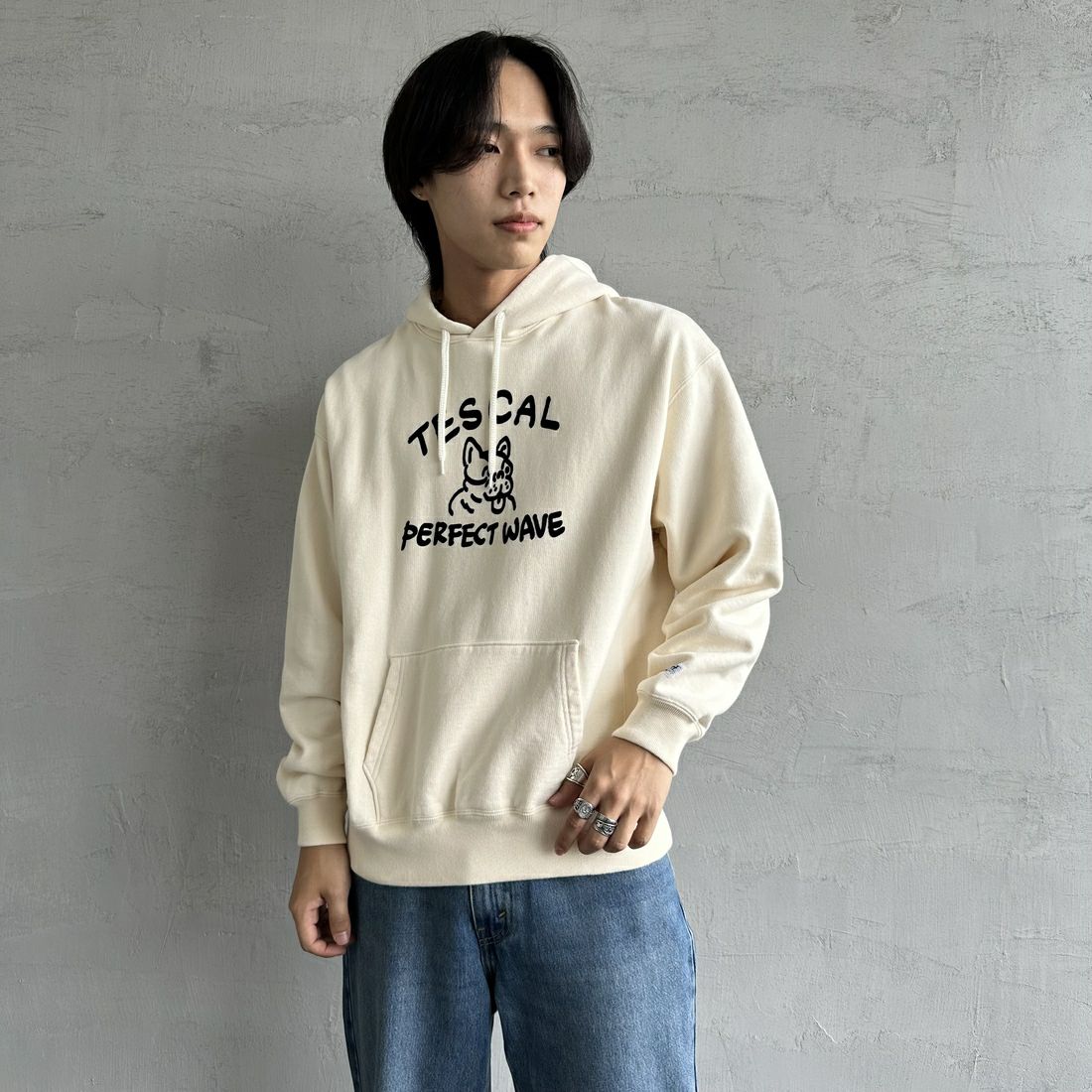 The Endless Summer [エンドレスサマー] 別注 BUHI フロッキーロゴプリント スウェットパーカー [FH-24774506-JF] 05 IVORY &&モデル身長：179cm 着用サイズ：M&&