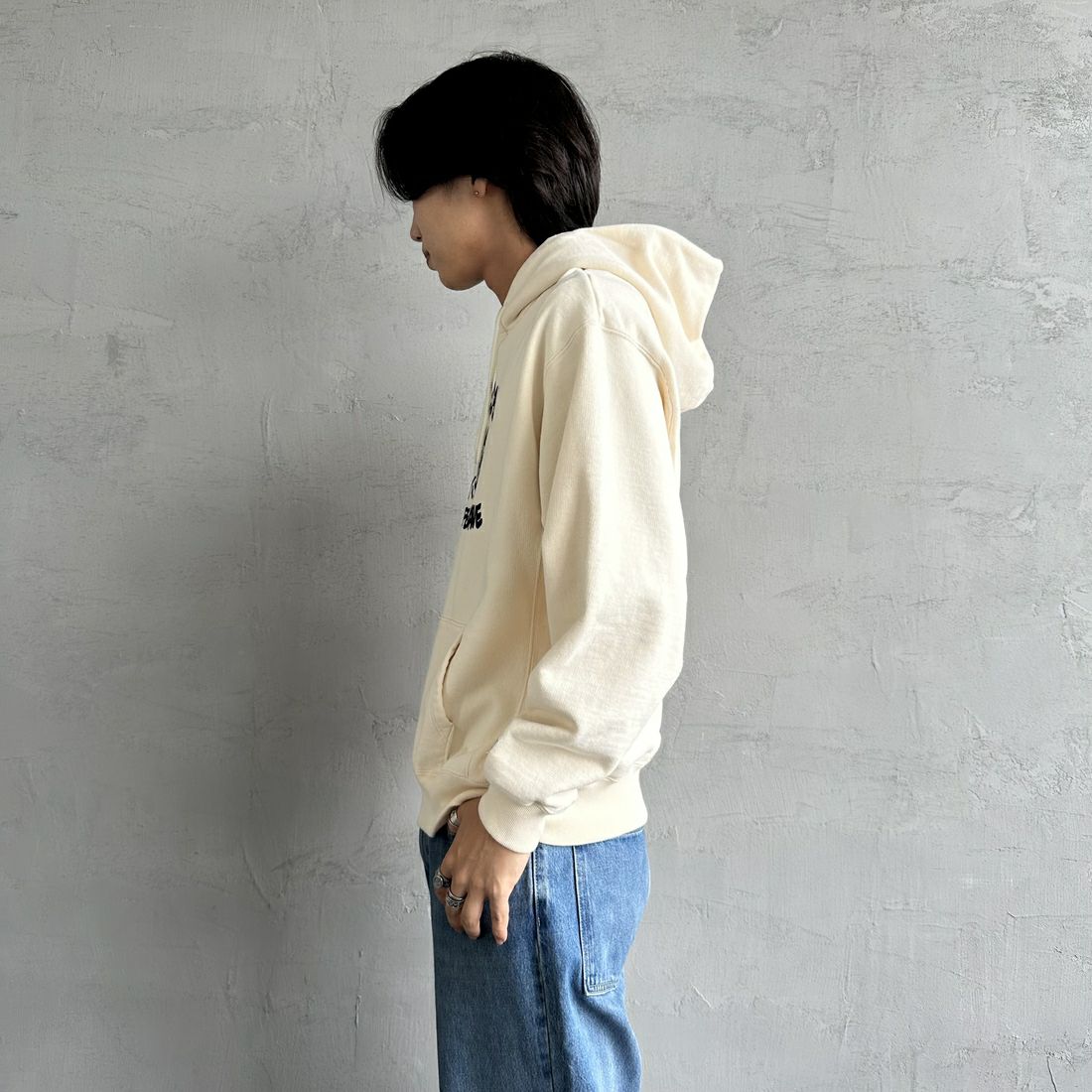 The Endless Summer [エンドレスサマー] 別注 BUHI フロッキーロゴプリント スウェットパーカー [FH-24774506-JF] 05 IVORY &&モデル身長：179cm 着用サイズ：M&&