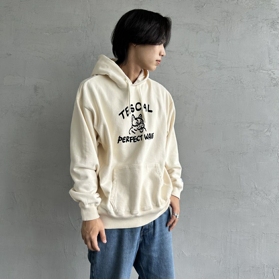 The Endless Summer [エンドレスサマー] 別注 BUHI フロッキーロゴプリント スウェットパーカー [FH-24774506-JF] 05 IVORY &&モデル身長：179cm 着用サイズ：L&&