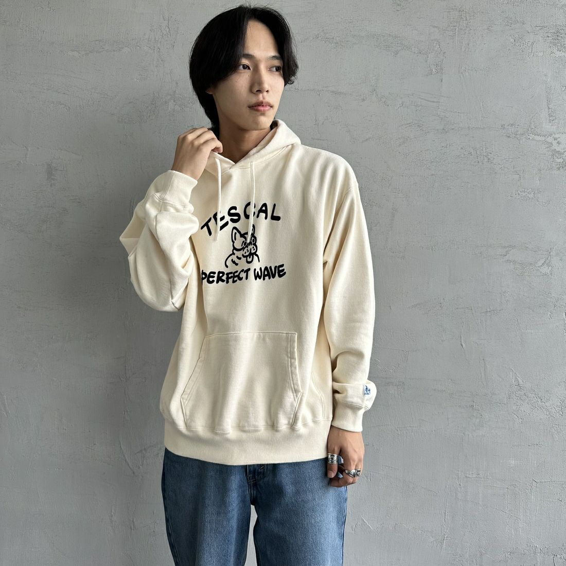 The Endless Summer [エンドレスサマー] 別注 BUHI フロッキーロゴプリント スウェットパーカー [FH-24774506-JF] 05 IVORY &&モデル身長：179cm 着用サイズ：L&&