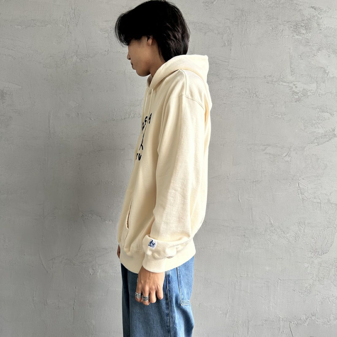 The Endless Summer [エンドレスサマー] 別注 BUHI フロッキーロゴプリント スウェットパーカー [FH-24774506-JF] 05 IVORY &&モデル身長：179cm 着用サイズ：L&&