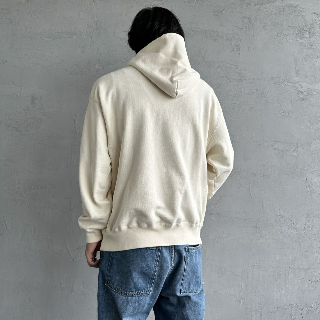 The Endless Summer [エンドレスサマー] 別注 BUHI フロッキーロゴプリント スウェットパーカー [FH-24774506-JF] 05 IVORY &&モデル身長：179cm 着用サイズ：L&&