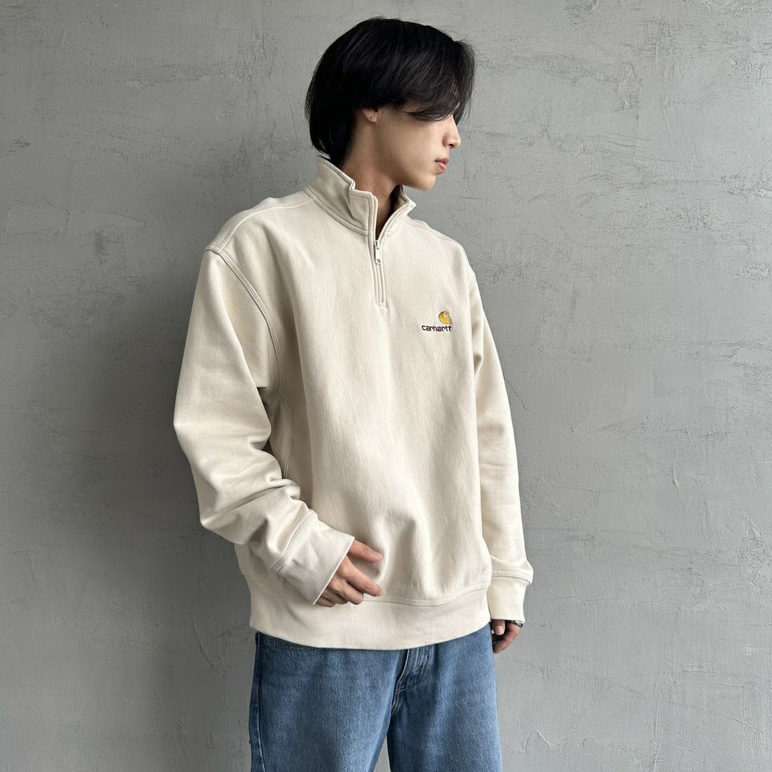 carhartt WIP [カーハートダブリューアイピー] ハーフジップアメリカンスクリプトスウェットシャツ [I027014] MOONBEAM &&モデル身長：179cm 着用サイズ：L&&