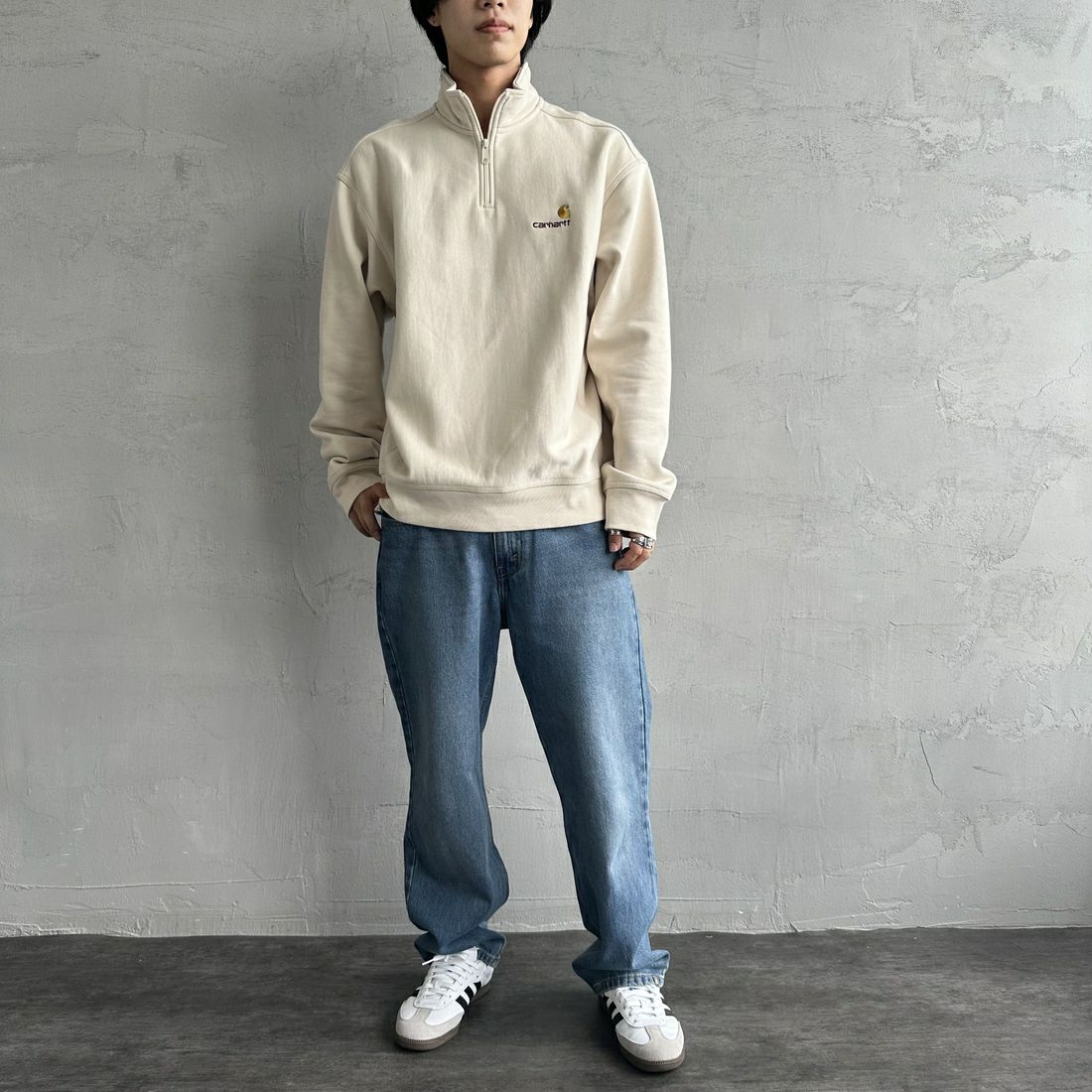 carhartt WIP [カーハートダブリューアイピー] ハーフジップアメリカンスクリプトスウェットシャツ [I027014] MOONBEAM &&モデル身長：179cm 着用サイズ：L&&