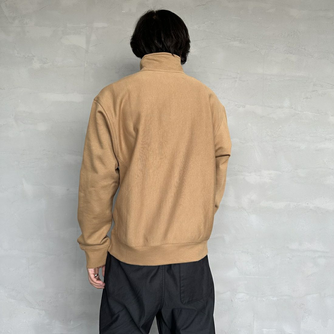 carhartt WIP [カーハートダブリューアイピー] ハーフジップアメリカンスクリプトスウェットシャツ [I027014] PEANUT &&モデル身長：179cm 着用サイズ：M&&