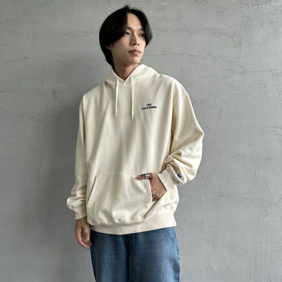 The Endless Summer [エンドレスサマー] 別注 SURF'S UP バックプリントスウェットパーカー [FH-24774507-JF] 05 IVORY &&モデル身長：179cm 着用サイズ：XL&&