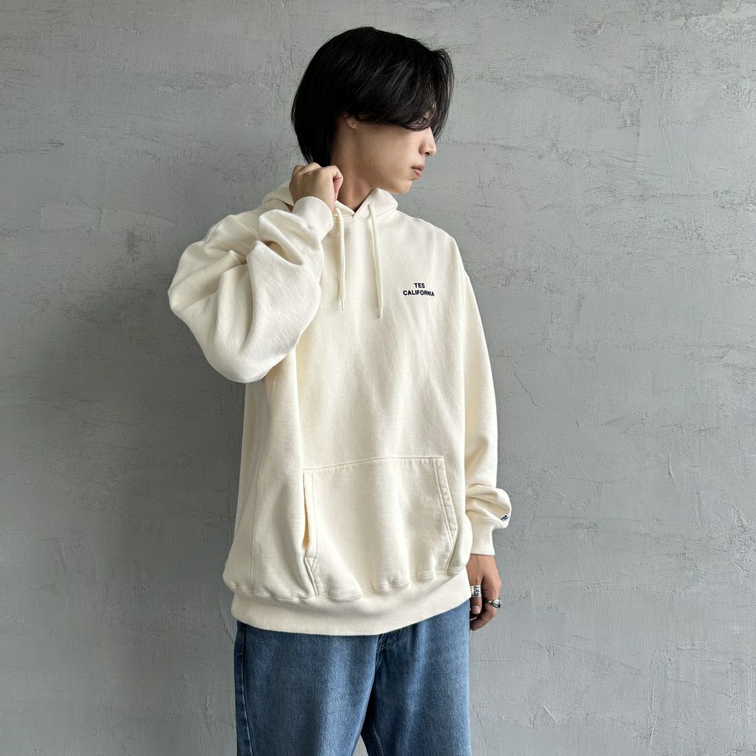 The Endless Summer [エンドレスサマー] 別注 SURF'S UP バックプリントスウェットパーカー [FH-24774507-JF] 05 IVORY &&モデル身長：179cm 着用サイズ：XL&&