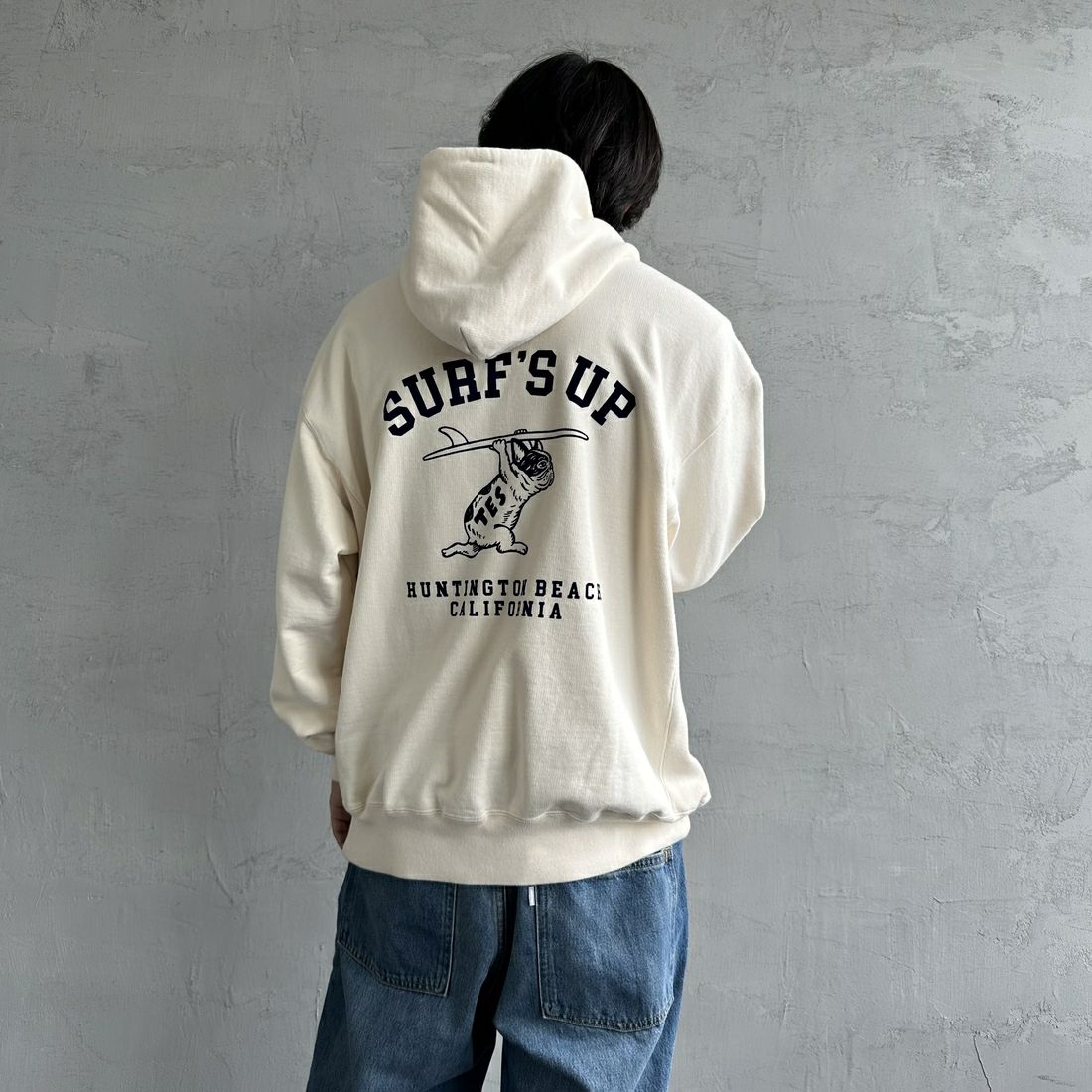 The Endless Summer [エンドレスサマー] 別注 SURF'S UP バックプリントスウェットパーカー [FH-24774507-JF] 05 IVORY &&モデル身長：179cm 着用サイズ：XL&&