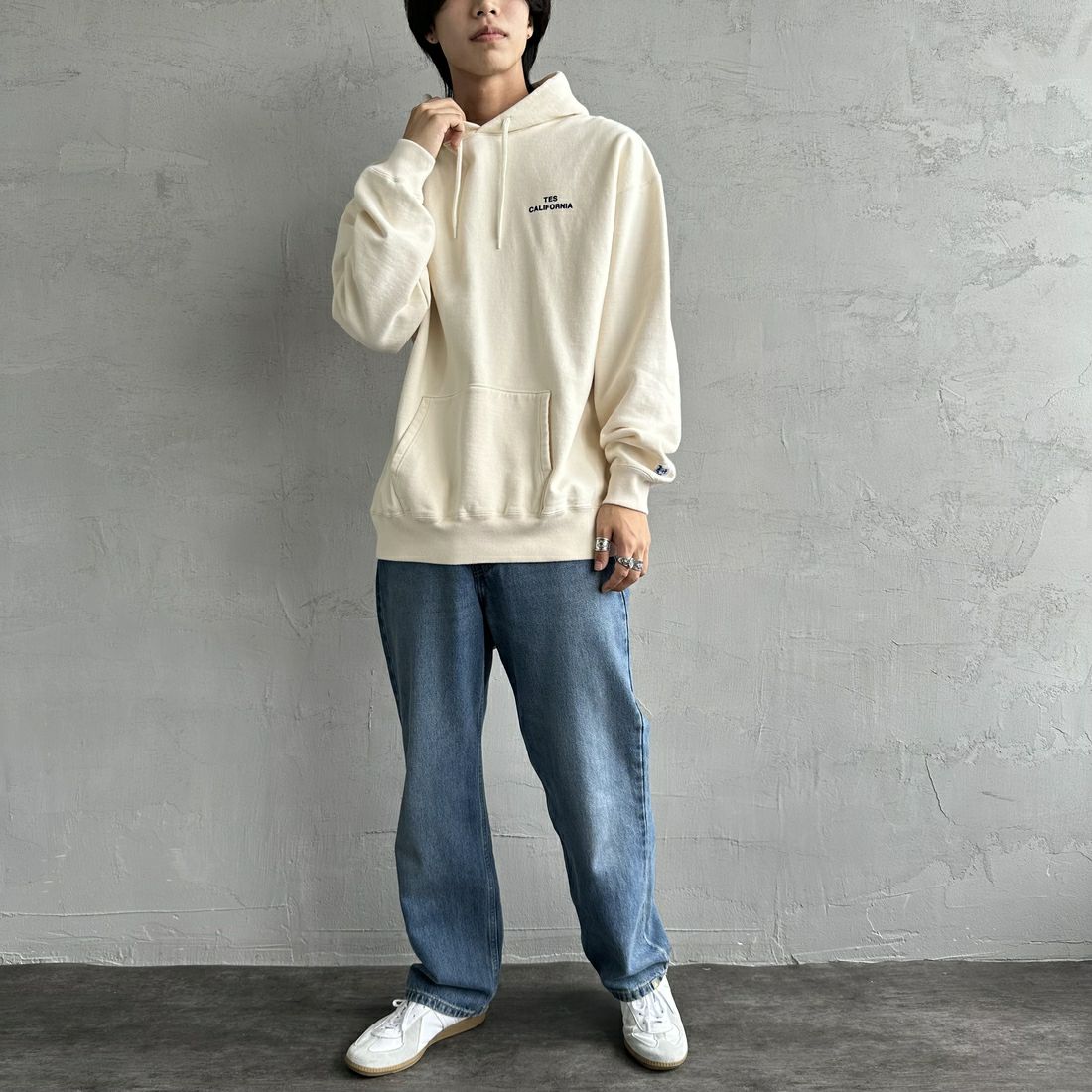 The Endless Summer [エンドレスサマー] 別注 SURF'S UP バックプリントスウェットパーカー [FH-24774507-JF] 05 IVORY &&モデル身長：179cm 着用サイズ：XL&&