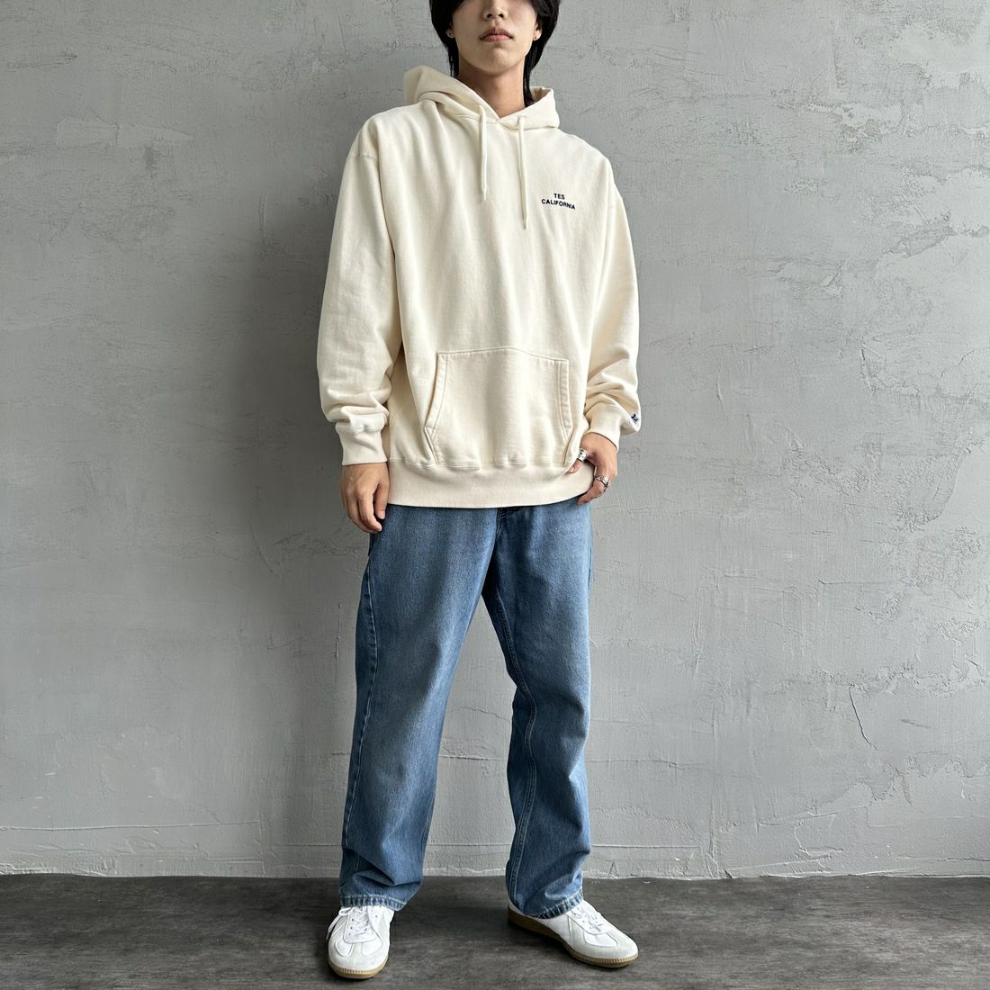 The Endless Summer [エンドレスサマー] 別注 SURF'S UP バックプリントスウェットパーカー [FH-24774507-JF] 05 IVORY &&モデル身長：179cm 着用サイズ：XL&&