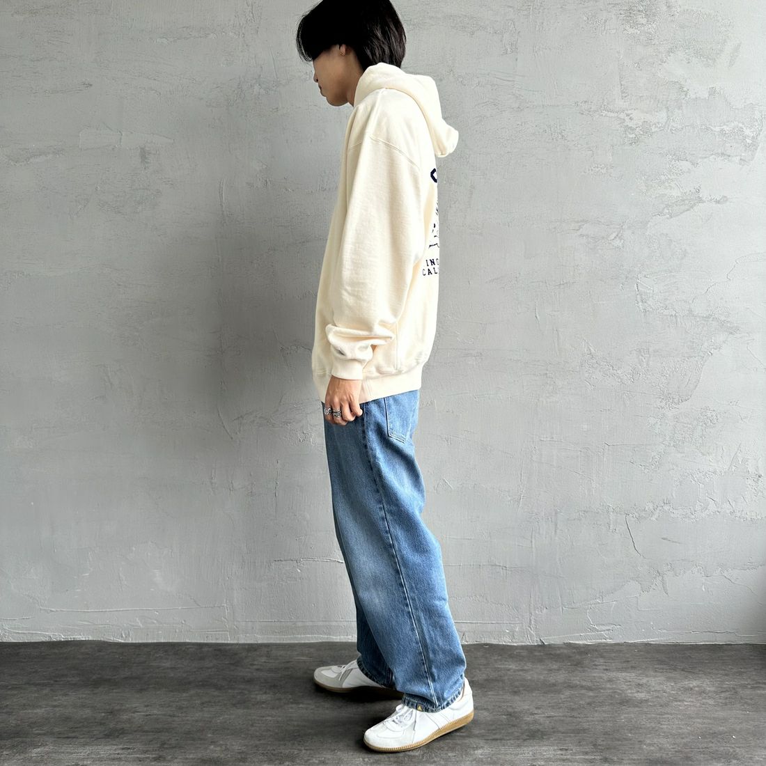 The Endless Summer [エンドレスサマー] 別注 SURF'S UP バックプリントスウェットパーカー [FH-24774507-JF] 05 IVORY &&モデル身長：179cm 着用サイズ：XL&&