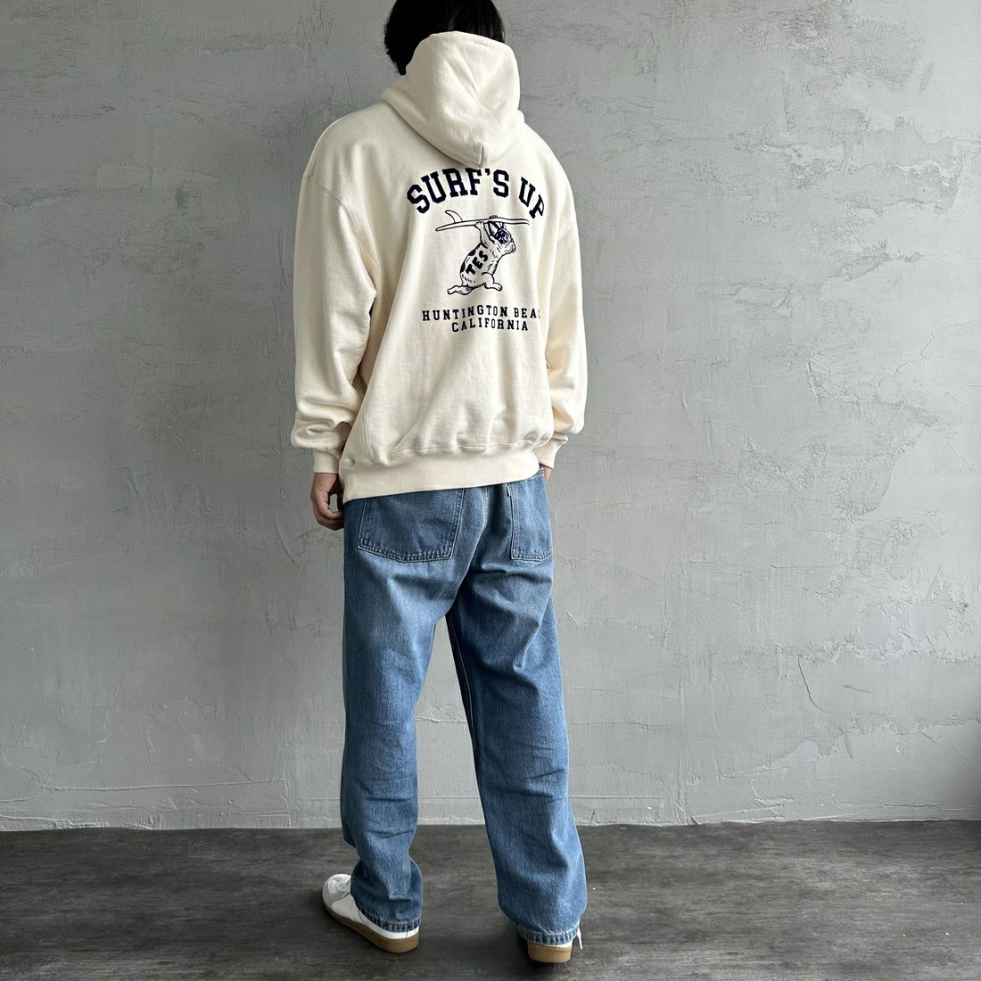 The Endless Summer [エンドレスサマー] 別注 SURF'S UP バックプリントスウェットパーカー [FH-24774507-JF] 05 IVORY &&モデル身長：179cm 着用サイズ：XL&&
