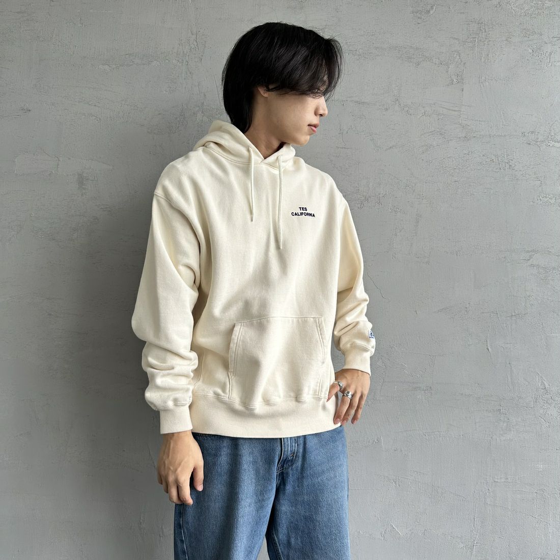 The Endless Summer [エンドレスサマー] 別注 SURF'S UP バックプリントスウェットパーカー [FH-24774507-JF] 05 IVORY &&モデル身長：179cm 着用サイズ：M&&