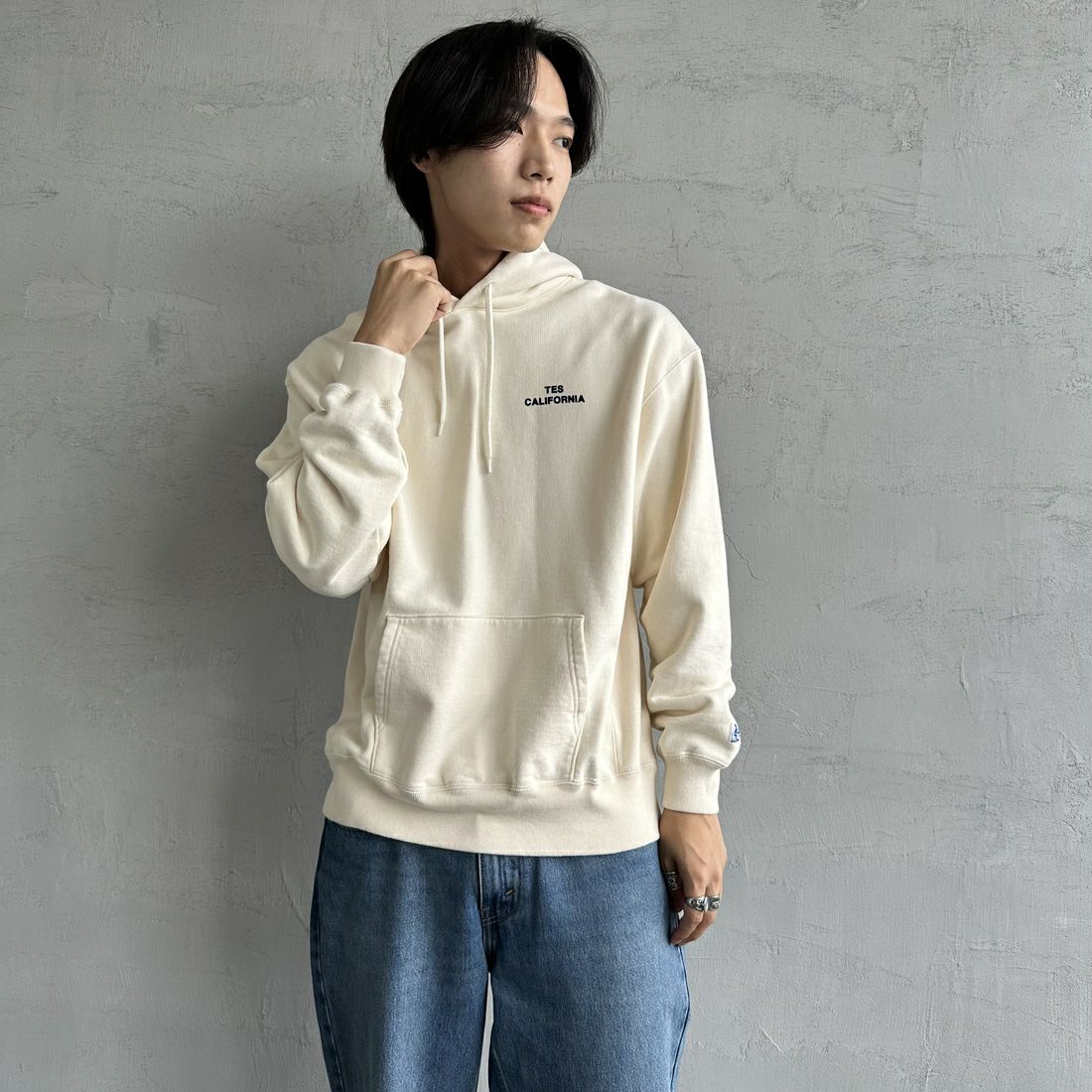 The Endless Summer [エンドレスサマー] 別注 SURF'S UP バックプリントスウェットパーカー [FH-24774507-JF] 05 IVORY &&モデル身長：179cm 着用サイズ：M&&