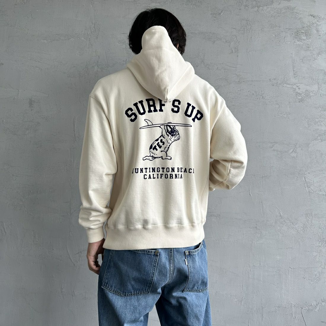 The Endless Summer [エンドレスサマー] 別注 SURF'S UP バックプリントスウェットパーカー [FH-24774507-JF] 05 IVORY &&モデル身長：179cm 着用サイズ：M&&