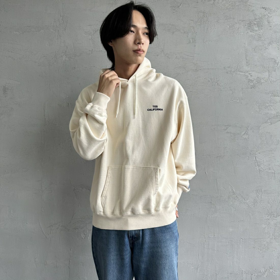 The Endless Summer [エンドレスサマー] 別注 SURF'S UP バックプリントスウェットパーカー [FH-24774507-JF] 05 IVORY &&モデル身長：179cm 着用サイズ：L&&