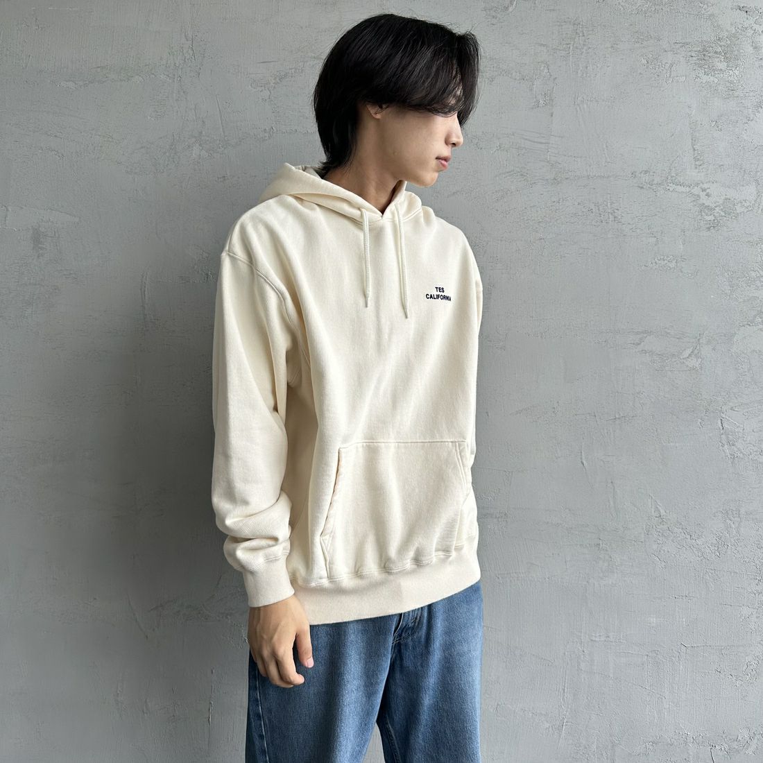 The Endless Summer [エンドレスサマー] 別注 SURF'S UP バックプリントスウェットパーカー [FH-24774507-JF] 05 IVORY &&モデル身長：179cm 着用サイズ：L&&