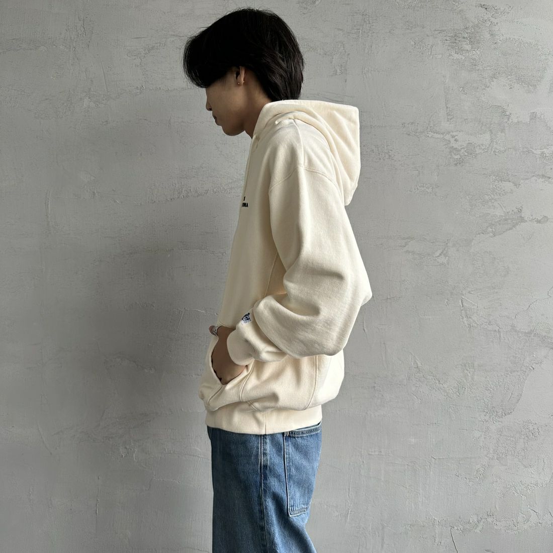 The Endless Summer [エンドレスサマー] 別注 SURF'S UP バックプリントスウェットパーカー [FH-24774507-JF] 05 IVORY &&モデル身長：179cm 着用サイズ：L&&