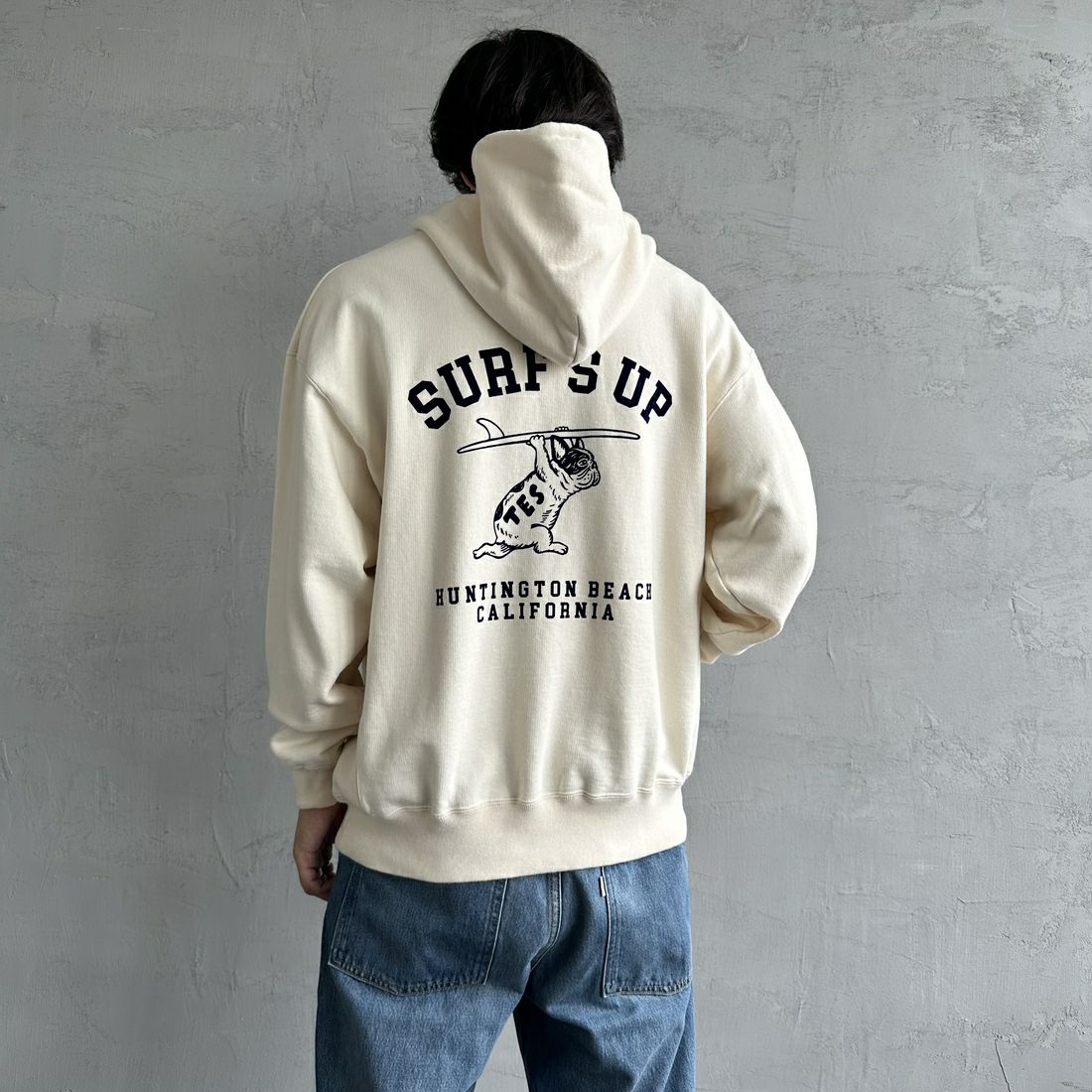 The Endless Summer [エンドレスサマー] 別注 SURF'S UP バックプリントスウェットパーカー [FH-24774507-JF] 05 IVORY &&モデル身長：179cm 着用サイズ：L&&