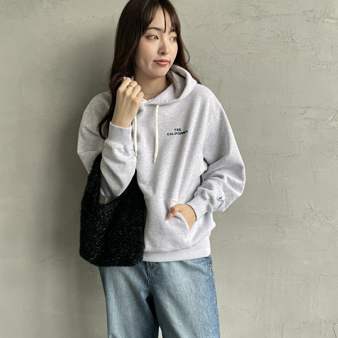 The Endless Summer [エンドレスサマー] 別注 SURF'S UP バックプリントスウェットパーカー [FH-24774507-JF] 03 GRAY &&モデル身長：167cm 着用サイズ：S&&