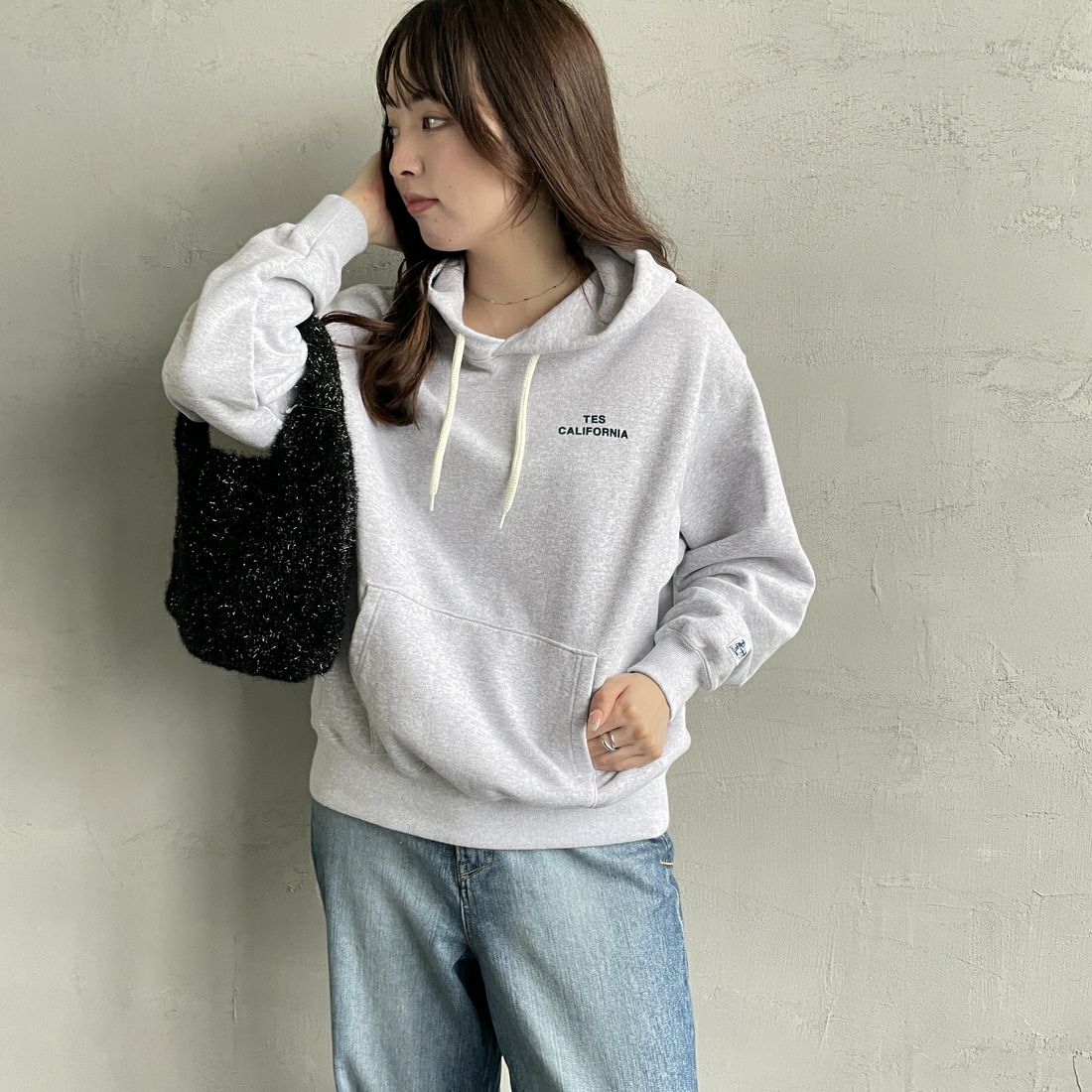 The Endless Summer [エンドレスサマー] 別注 SURF'S UP バックプリントスウェットパーカー [FH-24774507-JF] 03 GRAY &&モデル身長：167cm 着用サイズ：S&&
