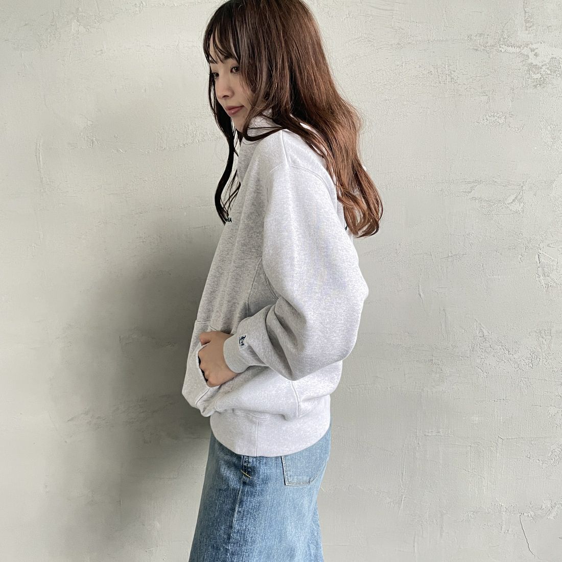 The Endless Summer [エンドレスサマー] 別注 SURF'S UP バックプリントスウェットパーカー [FH-24774507-JF] 03 GRAY &&モデル身長：167cm 着用サイズ：S&&