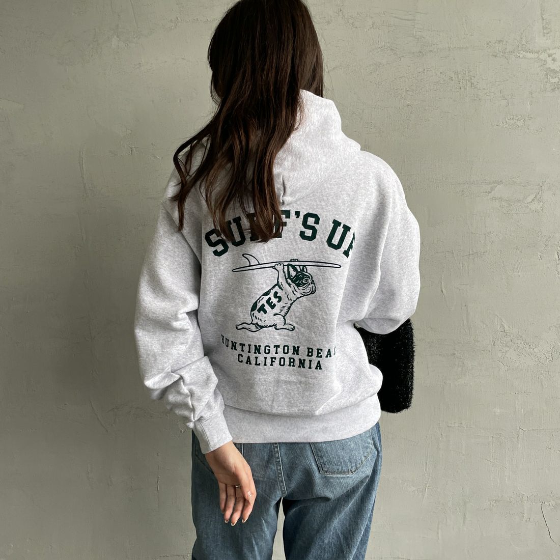 The Endless Summer [エンドレスサマー] 別注 SURF'S UP バックプリントスウェットパーカー [FH-24774507-JF] 03 GRAY &&モデル身長：167cm 着用サイズ：S&&