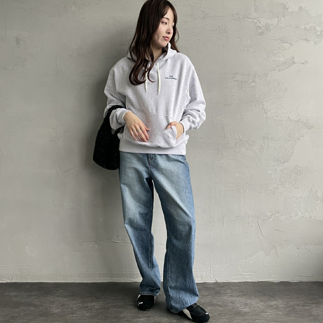 The Endless Summer [エンドレスサマー] 別注 SURF'S UP バックプリントスウェットパーカー [FH-24774507-JF] 03 GRAY &&モデル身長：167cm 着用サイズ：S&&