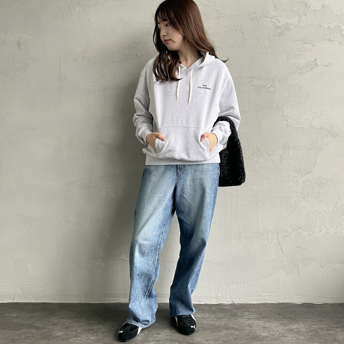 The Endless Summer [エンドレスサマー] 別注 SURF'S UP バックプリントスウェットパーカー [FH-24774507-JF] 03 GRAY &&モデル身長：167cm 着用サイズ：S&&