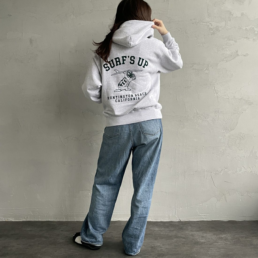 The Endless Summer [エンドレスサマー] 別注 SURF'S UP バックプリントスウェットパーカー [FH-24774507-JF] 03 GRAY &&モデル身長：167cm 着用サイズ：S&&
