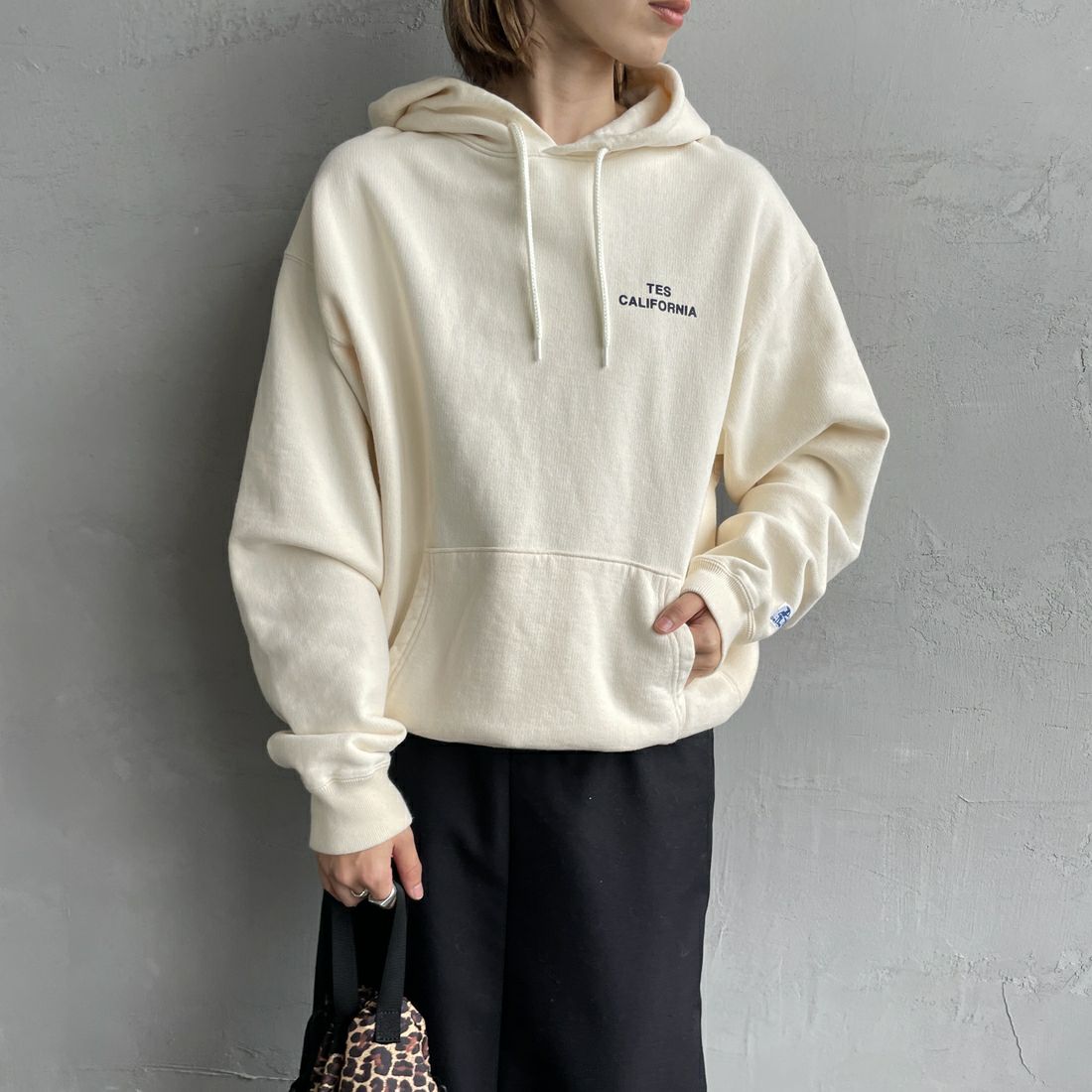 The Endless Summer [エンドレスサマー] 別注 SURF'S UP バックプリントスウェットパーカー [FH-24774507-JF] 05 IVORY &&モデル身長：158cm 着用サイズ：S&&