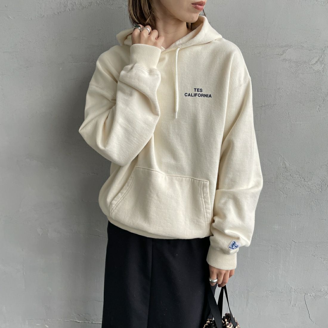 The Endless Summer [エンドレスサマー] 別注 SURF'S UP バックプリントスウェットパーカー [FH-24774507-JF] 05 IVORY &&モデル身長：158cm 着用サイズ：S&&