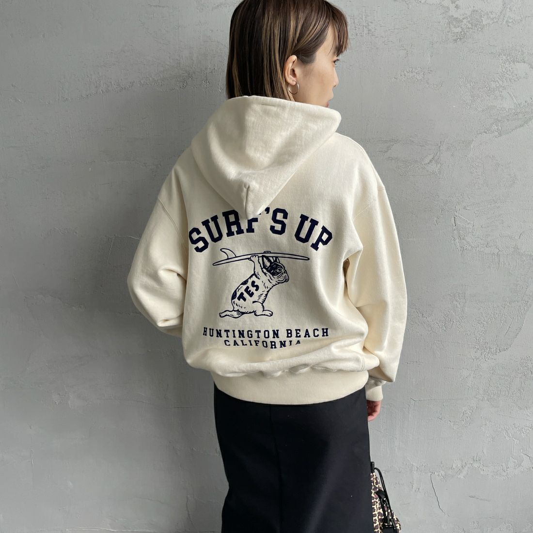 The Endless Summer [エンドレスサマー] 別注 SURF'S UP バックプリントスウェットパーカー [FH-24774507-JF] 05 IVORY &&モデル身長：158cm 着用サイズ：S&&